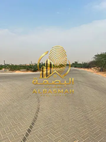 For sale: Freehold industrial land in a prime location. The land is a corner plot on two streets, one of which is 67 meters wide.
