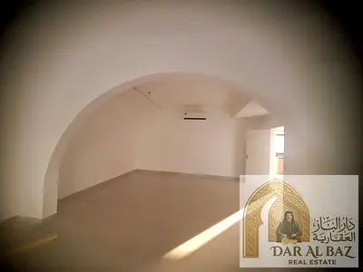 ثانى ساكن اجمل فيلا بالشارقه اطلاله بحريه مع غرفه خادمه ماستر خزائن بالحائط بلكونه حديقه خارجيه بالقرب من البحيره