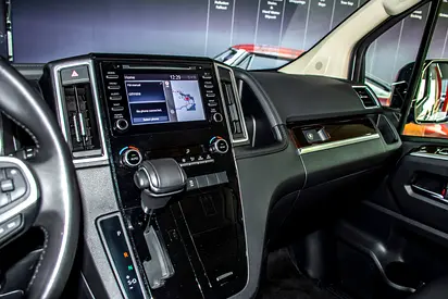 صورة 17 لـ 2023 Toyota GRANVIA
