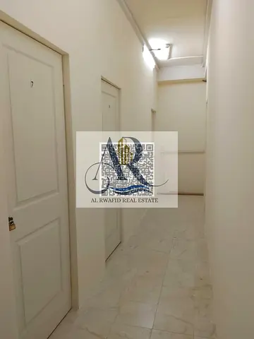 متوفر غرف سكنية مناسبة لسكن العمال والموظفين، بموقع مميز في الجرف الصناعية 1، مع توفير الخدمات الأساسية ضمن قيمة الإيجار.