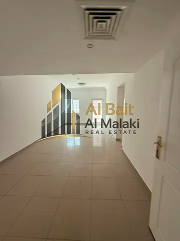 شقة فاخرة للإيجار في التعاون _ تشطيب راقٍ وإطلالة مميزة وموقع استراتيجي عل مخرج دبي  شقة واسعة بمواصفات عصرية وخدمات متكاملة أنيقة بمساحات واسعة