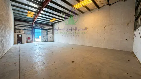مستودع للإيجار السنوي في الشارقه الصناعية 18 | 2400 قدم² | موقع حيوي | مناسب للتخزين | قرب الشارع الرئيسي | 4 دفعات