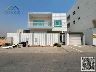 فيلا حديثة بمساحات واسعة ومطبخين وغرفة خادمة في موقع هادئ بالعامرة بسعر مميز