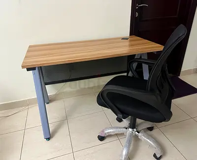 Office desk with ergonomic swivel chair - Excellent condition