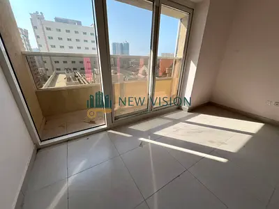 غرفة ماستر وصالة مع بلكون تكييف مجاني باركن مجاني إطلالة مفتوحة مساحة كبيرة موقع حيوي متميز قريب على مخرج دبي