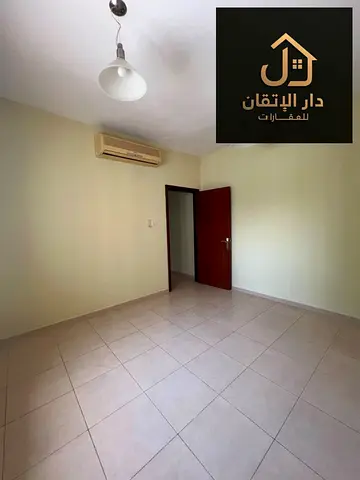 غرفة وصالة للإيجار السنوي في القليعة | مساحة واسعة | موقع حيوي |