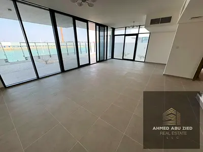 5 master bedrooms, large living room, first occupancy, covered parking, built-in wardrobes, central air conditioning, 3 balconies with sea views, priv