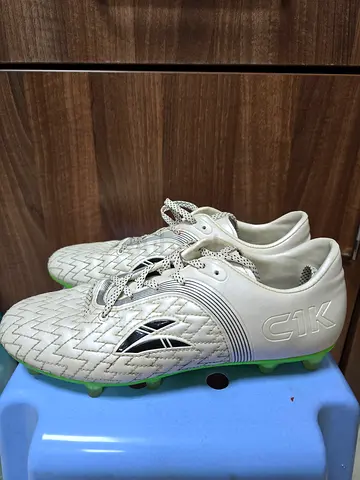 Football shoes with Studs