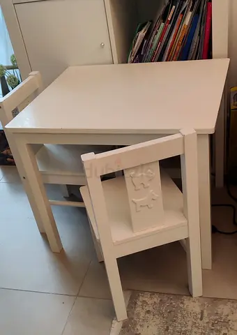 Kids table with 2 chair