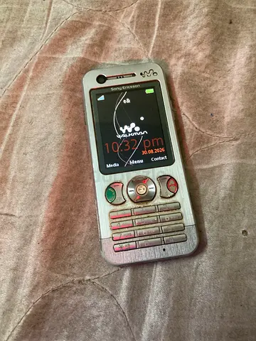 Sony Ericsson Walkman W890i Mobile Phone