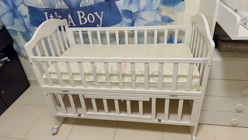 White Wooden Baby Crib with Mattress - very Good Condition, bed never used since baby refused.