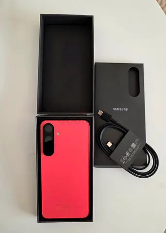 Samsung phone with box and USB-C cable - excellent condition