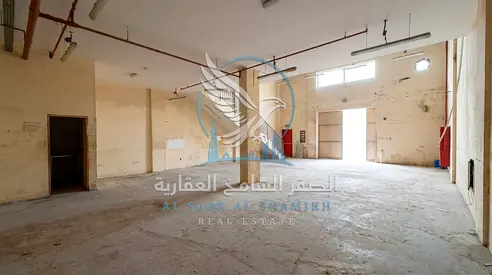 مستودعات الصناعيه 4 الشارقه | موقع استراتيجي مميز | ممر واسع | مساحه واسعه | ميزانين | فاير سيستم كامل | نظام دفاع مدني | كهربا 40 كيلووات و3فاز | دفع