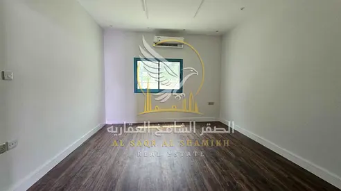بيت عربي للإيجار السنوي في الرملة الشارقة 4 غرف نوم غرفتان ماستر مجلس خارجي ومواقف سيارات