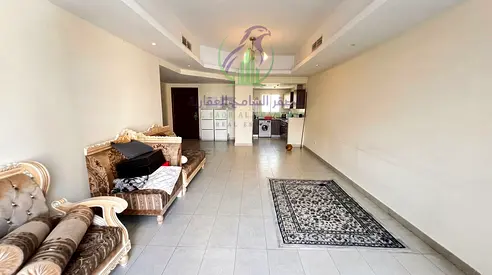 شقة غرفتين وصالة في الممزر الشارقة، تكييف مجاني، باركينغ، مسبح وجيم، بتصميم عملي وموقع مميز قريب من الطرق الرئيسية.