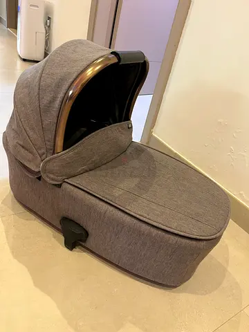 Mamas & Papas Ocarro Bassinet - Simply Luxe Grey / Rose Gold - excellent condition