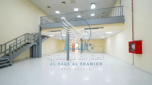 تكييف مركزي | كهرباء 31 كيلو | شارع رئيسي | ميزانين | اي نشاط | مع مكتب وحمام