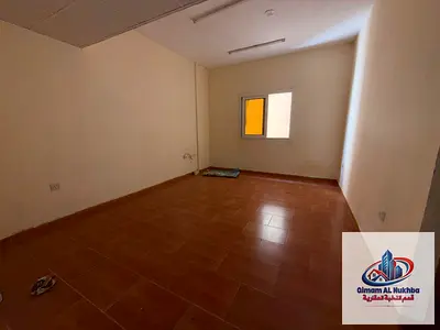اقل سعرغرفتين وصالة بالنباعة بموقع حيوي قريب من مبارك سنتر والولو ودوار التعاون، تكييف وغاز مركزي، وقريب من جميع الخدمات.
