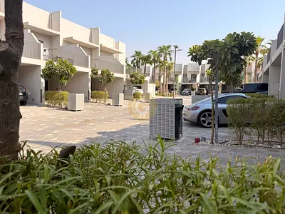 فيلا حديثة بغرفتي نوم | منازل ماج آي | إطلالات على الفناء والحديقة | غير مفروشة