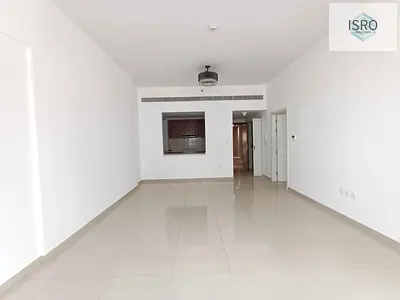 غرفة نوم واحدة، حمامان، حمام علوي مع دش قائم، مطبخ شبه مغلق