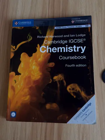 Cambridge IGCSE Chemistry Coursebook (Fourth Edition) by Harwood & Lodge