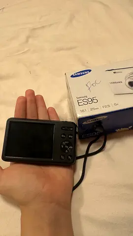 Samsung ES95 Compact Digital Camera with Original Box - Used