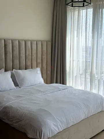 Queen bed with headboard, very comfortable new matress and under bed additional mattress