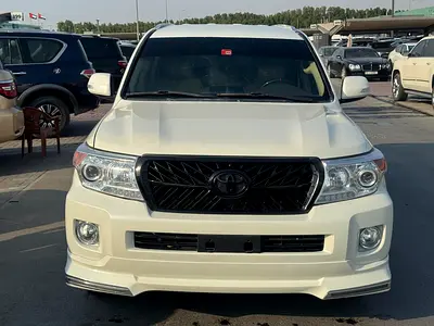 Toyota Land Cruiser 2014 white color GCC calen car