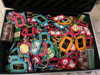 poker plaques and standard round poker chips