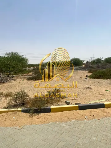 أرض تجارية مميزة في موقع استراتيجي – زاوية على شارعين للبيع في العرقوب، الحمرية، الشارقة.