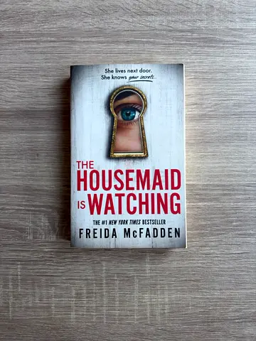 The Housemaid Is Watching — Freida McFadden (Paperback)