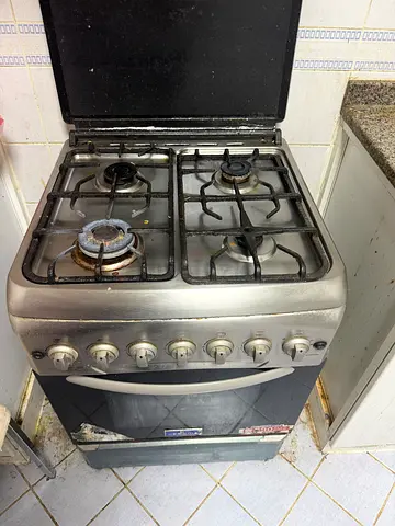 Used freestanding gas cooker with oven - 4 burners