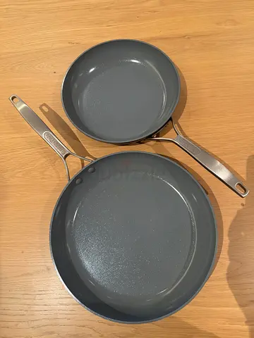 Set of 2 non-stick frying pans — 20cm and 28cm, lightly used