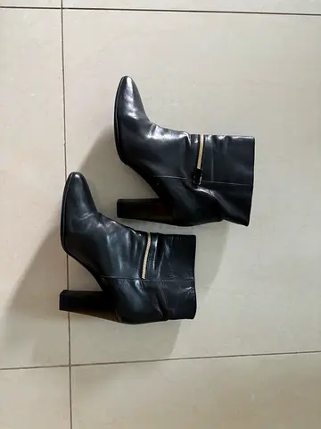 Veto Cuoio black leather ankle boots with block heel, size 39.5