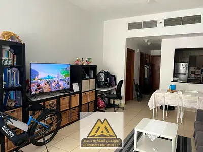 شقة غرفة وصالة للإيجار السنوي داخل أبراج عجمان ون، بمساحة كبيرة ومريحة، مع حمامين وبلكونة بإطلالة مفتوحة، وموقف سيارة خاص. الشقة غير مفروشة، ويتميز ال
