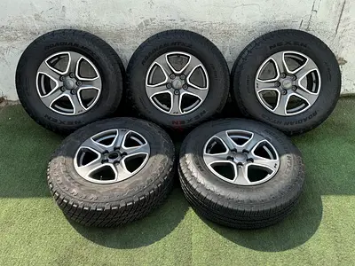 5x Original Jeep 17” rims and tyres