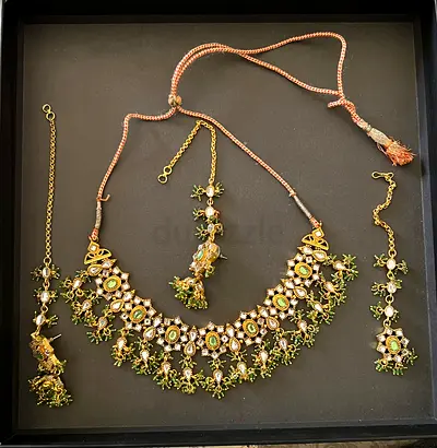 EXQUISITE INDIAN JEWELLERY SET FOR SALE