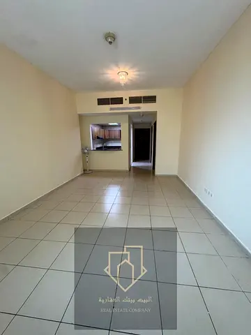 شقة واسعة بتصميم عملي وتوزيع ممتاز للمساحات، جاهزة للسكن الفوري