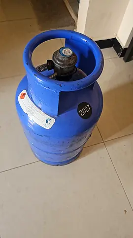 Gas cylinder with regulator