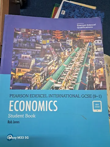 Pearson Edexcel International GCSE Economics (Student Book) - Rob Jones