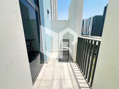 استوديو استثماري مميز | دخل إيجاري 32 ألف درهم | بلكونة + تصميم ذكي | ريف – الجادة | 364 قدم²