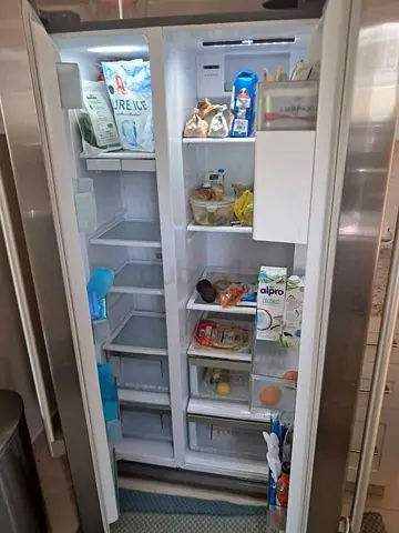 Siemiens side by side refrigerator in great condition