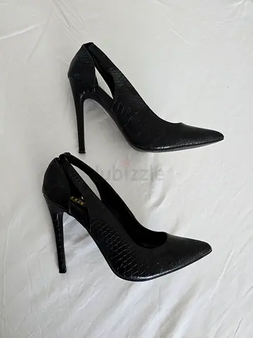Black pumps