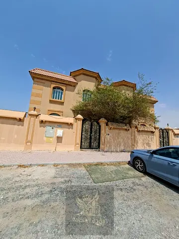 للإيجار في الشارقة منطقة الياش فيلا واسعة تكييف وغاز مركزي 6 غرف ماستر مجلسين غرفة خادمة غسيل استور بلكونة وموقف داخلي 130 ألف سنويًا 3 دفعات