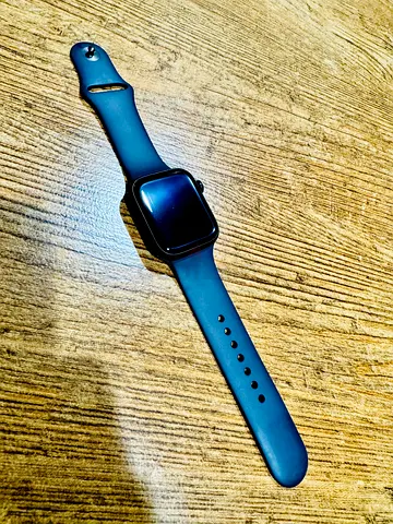 APPLE Watch Series 7 - 45mm - GPS - New condition - rarely used with box and charger