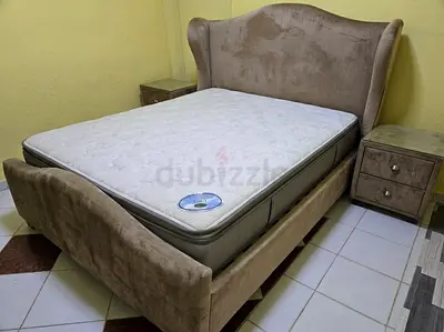 King-size bed with two bedside drawers