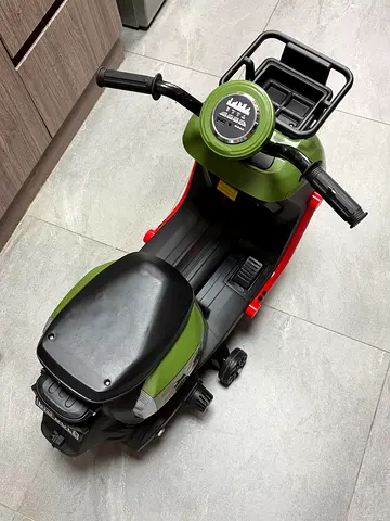 Kids Ride-On Motorcycle Scooter with Storage Rack — Good Condition