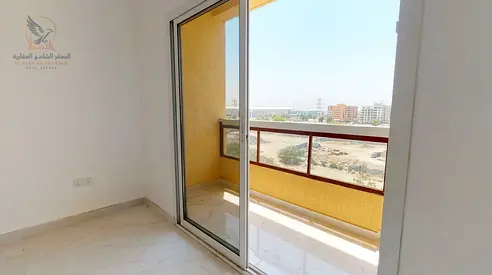 اول ساكن غرفه وصاله واسعه بتشطيبات لوكس مع بلكونه باطلاله مفتوحه في موقع مميز قريب من مخرج دبي