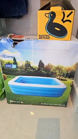 Inflatable pool with pump