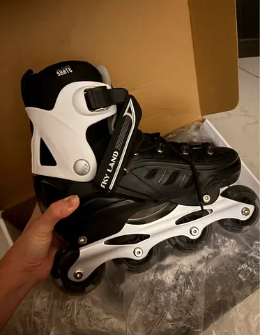 ROLLER SKATE- <6mos usage